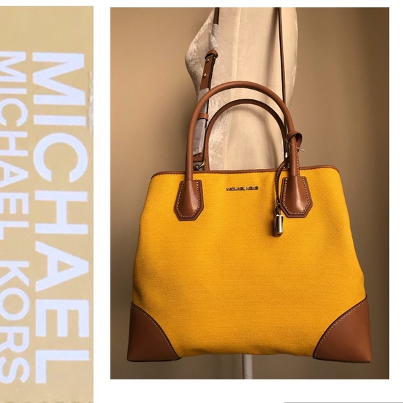 ❗️BUNDLE OF FIVE AUTHENTIC WOMEN HANDBAGS - Picture 2 of 7